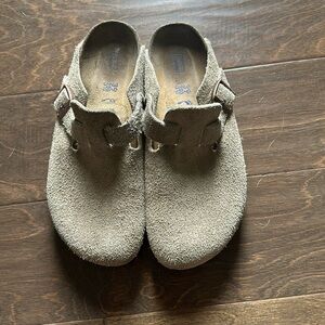 Suede tan Birkenstock clogs
